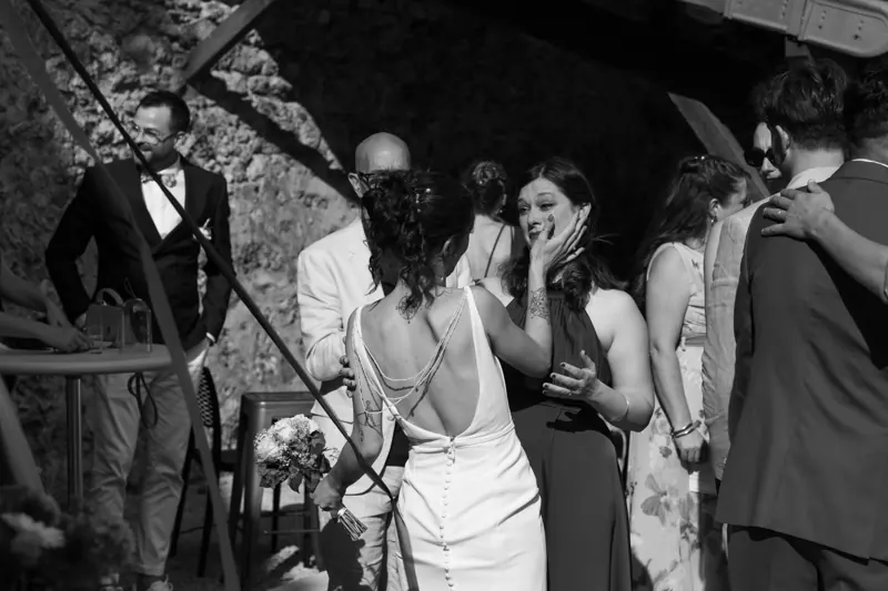 Une invitée émue pendant le mariage.