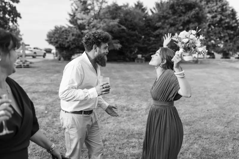 Un éclat de rire autour du bouquet.
