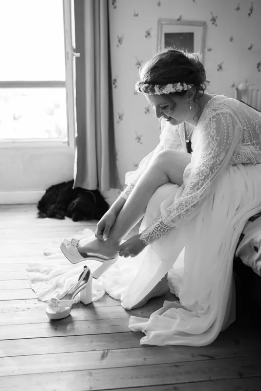 La mariée ajuste ses chaussures.