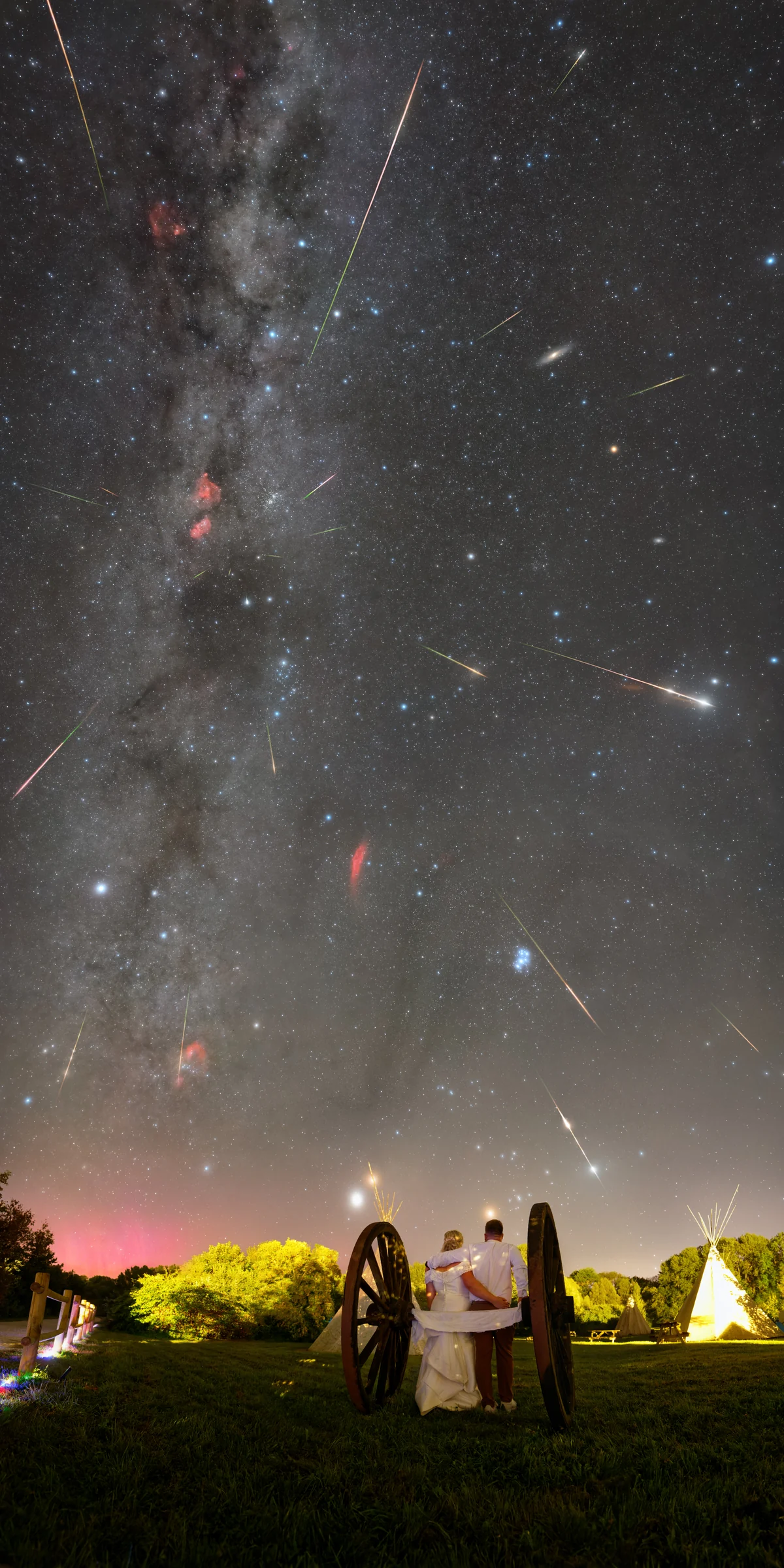 Couple de mariés sous une arche en bois, la Voie lactée et une pluie d’étoiles filantes.