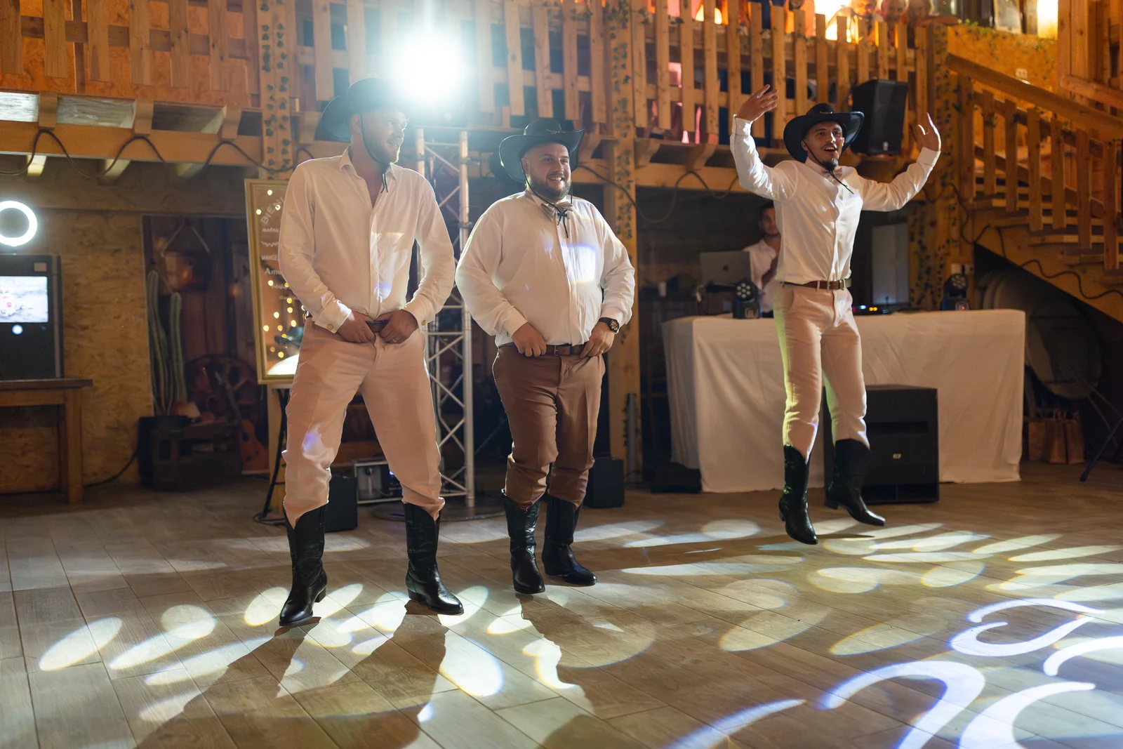 Le marié et ses proches sur la piste de danse lors d’un mariage à Western City.
