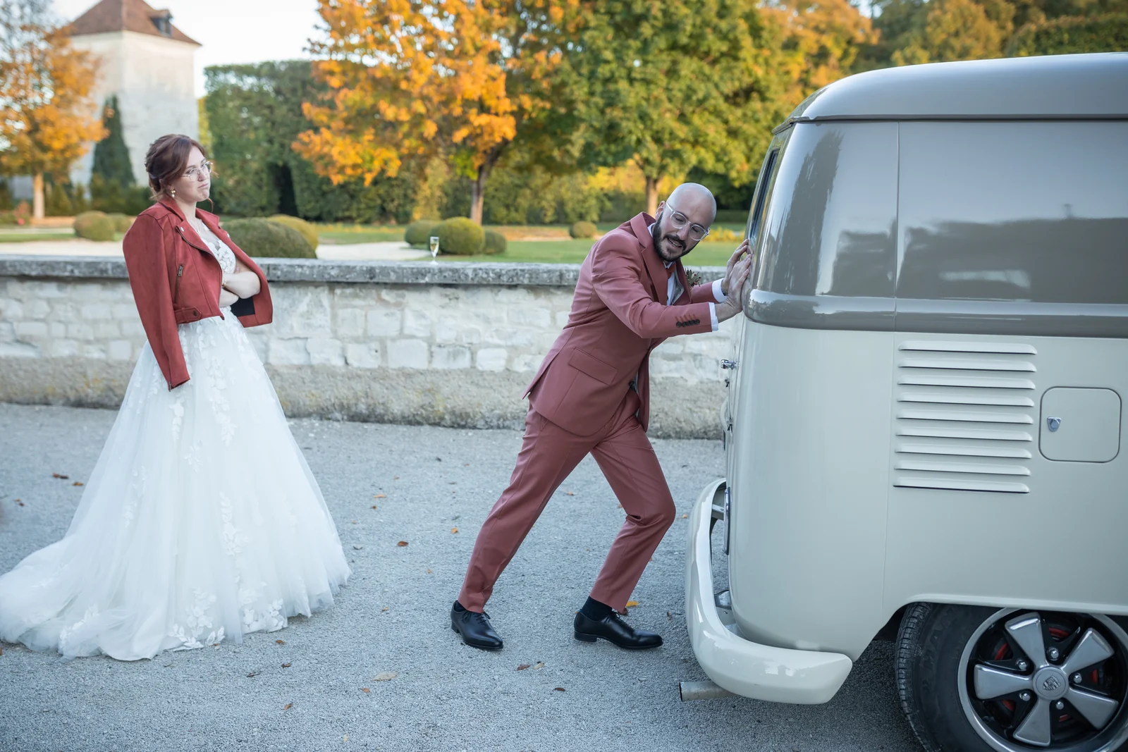 Mariés près d’un combi Volkswagen lors de leur mariage au Domaine de Vermoise.