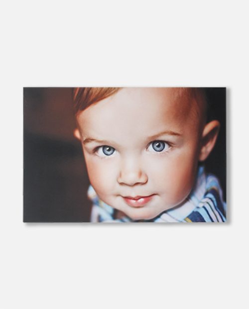 Tirage photographique sur Dibond représentant le portrait d’un enfant.